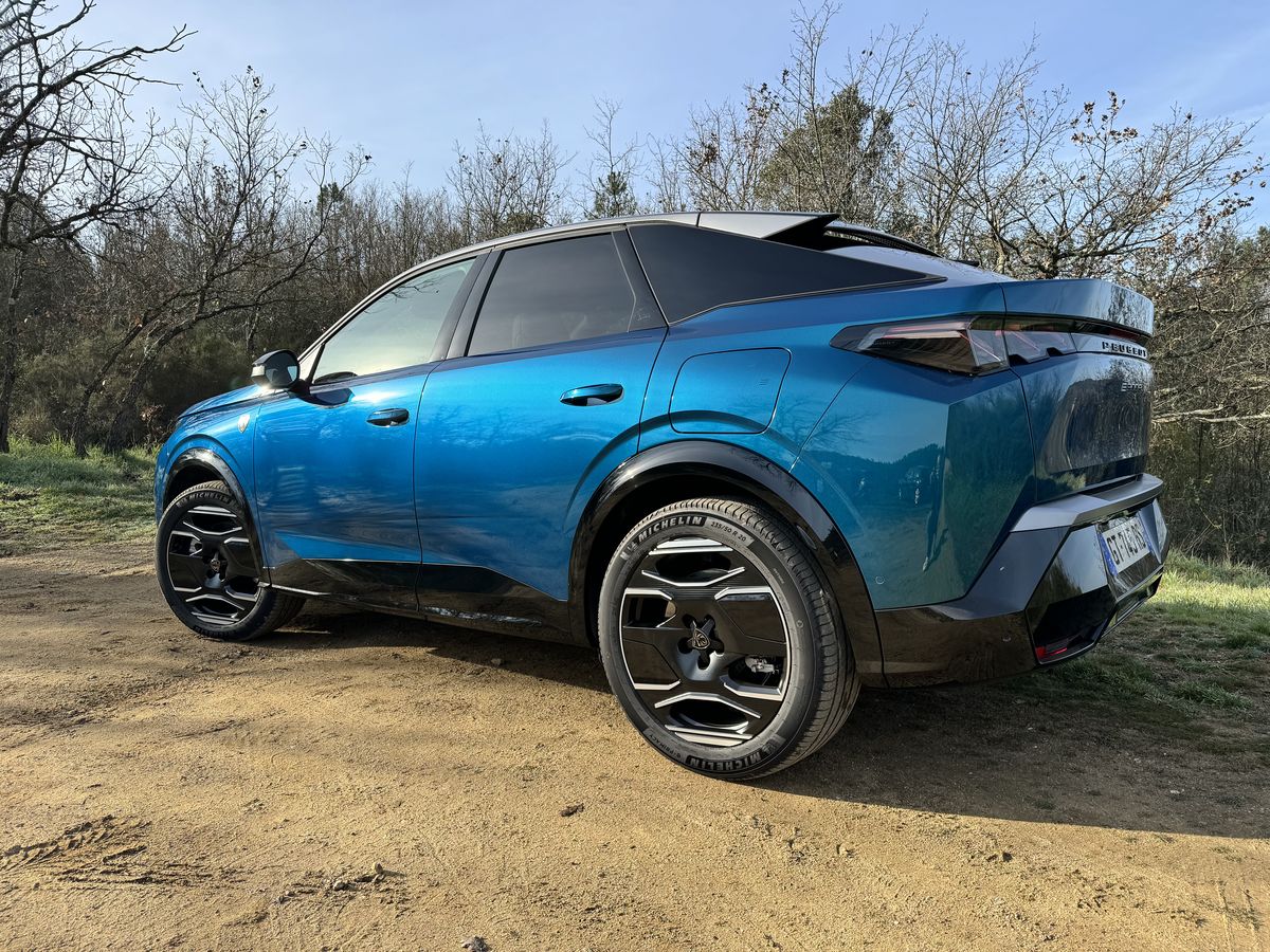 PEUGEOT E3008 côté arrière