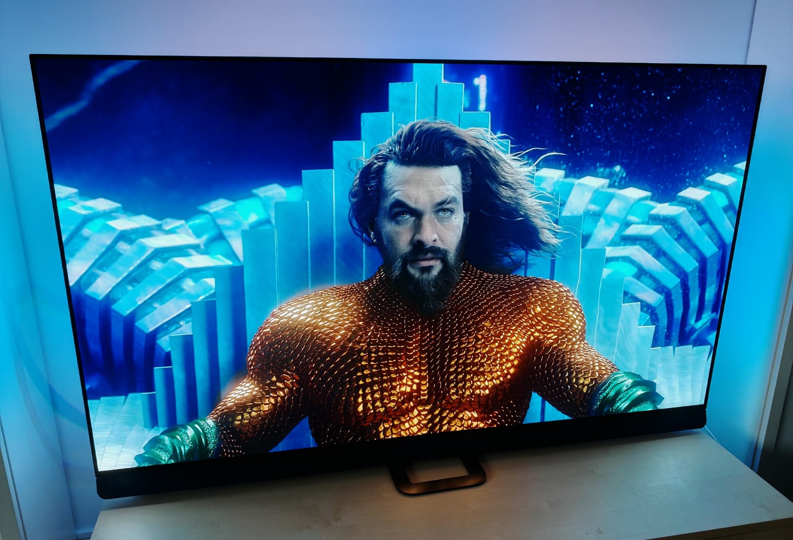 avec sa dalle OLED META et l’Ambilight, cette TV est aussi lumineuse à l’avant qu’à l’arrière ! avec sa dalle OLED META et l’Ambilight, cette TV est aussi lumineuse à l’avant qu’à l’arrière !