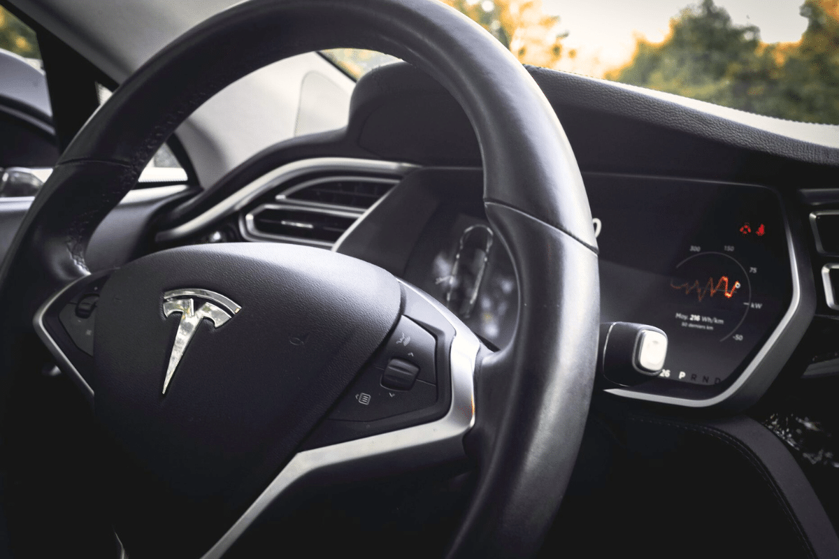 Tesla elon musk voiture électrique entretien projet zero service
