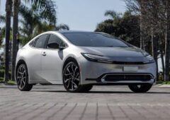 Toyota voiture électrique hybride rechargeable écologique