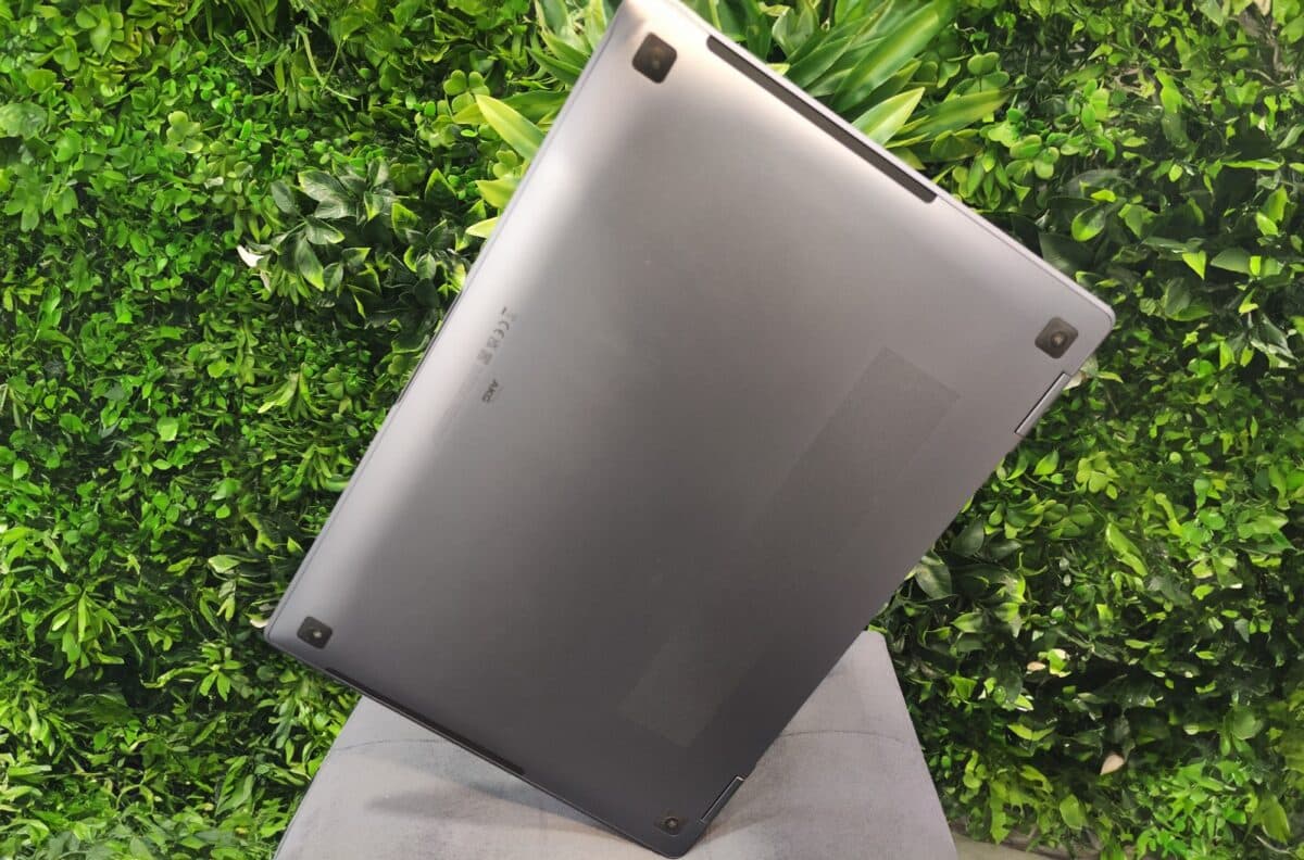 Photo du Samsung Galaxy Book4 Pro 360 face arrière en équilibre avec un arrière-plan de feuillage