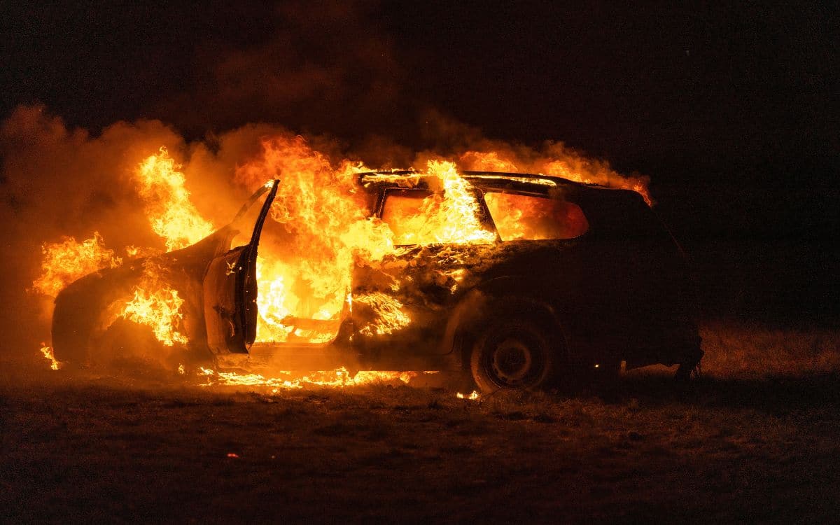 accident voiture électrique batterie incendie flammes mort
