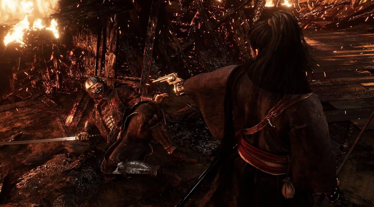 Le héro tient en joue un ennemi avec un pistolet lors d'un combat dans Rise of the Ronin