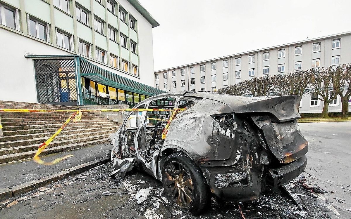 La Tesla brûlée à Brest