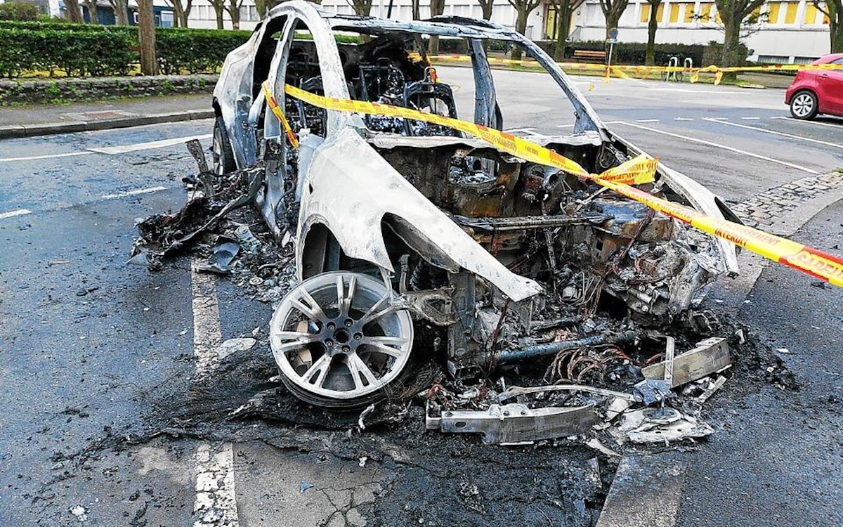 La Tesla brûlée à Brest