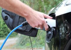 Borne de recharge voiture électrique impôts déclaration 2023 2024 réduction d'impôt imposition