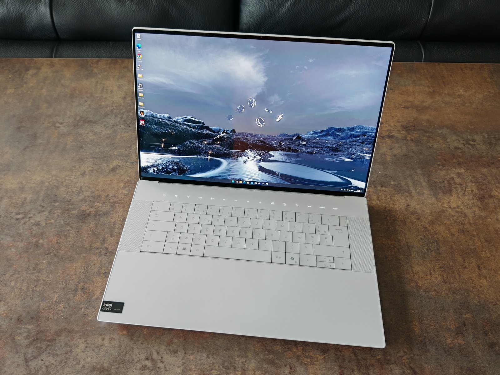 design futuriste et hautes performances pour cet ultrabook grand format design futuriste et hautes performances pour cet ultrabook grand format