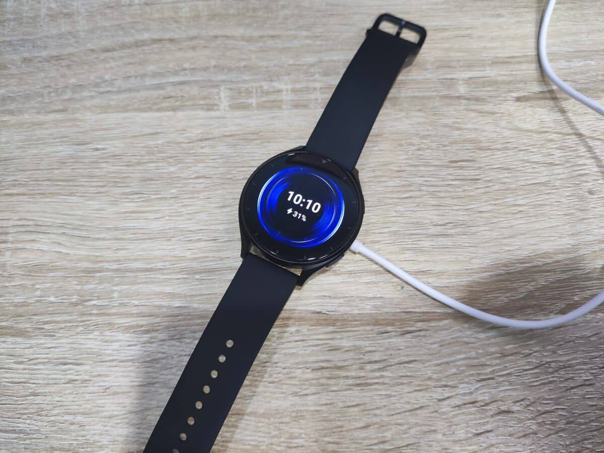 Xiaomi Watch 2 de face en train de charger Crédit : Liron Semoun – Tom’s Guide