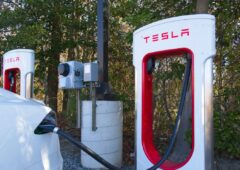 Superchargeur supercharger Tesla station recharge électrique voiture