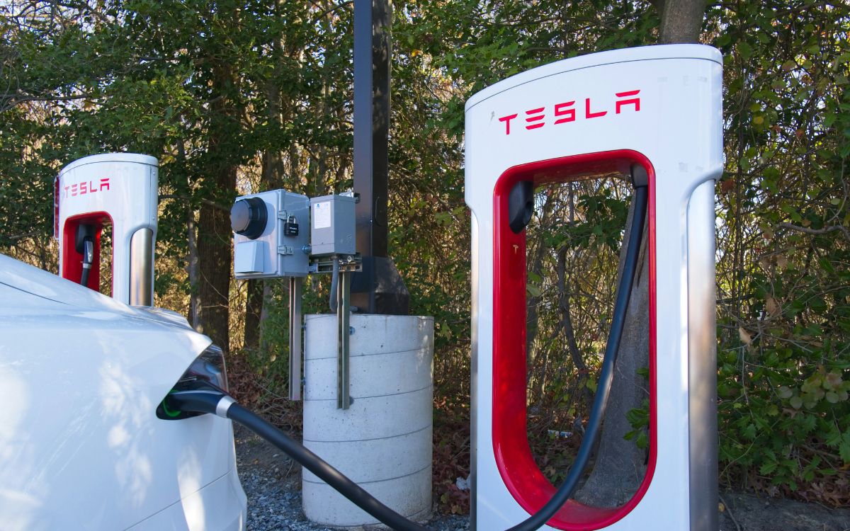 Superchargeur supercharger Tesla station recharge électrique voiture