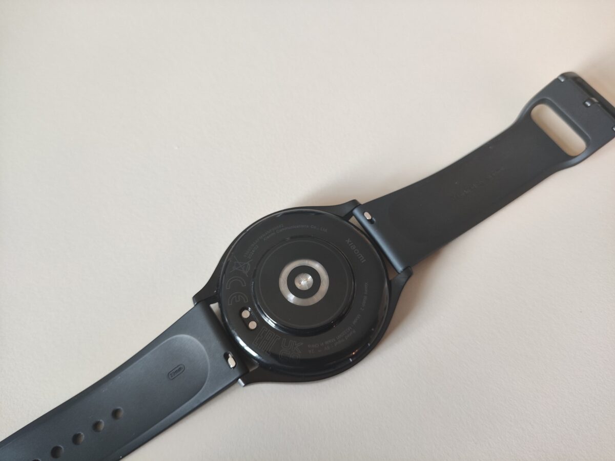 Xiaomi Watch 2 de dos avec les capteurs et les broches de chargement visibles  Crédit : Liron Semoun – Tom’s Guide