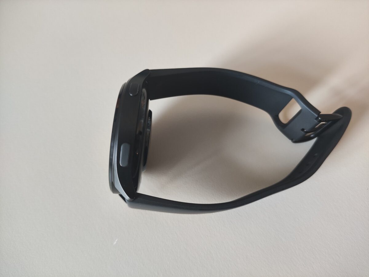 Xiaomi Watch 2 de coté avec les boutons visibles  Crédit : Liron Semoun – Tom’s Guide