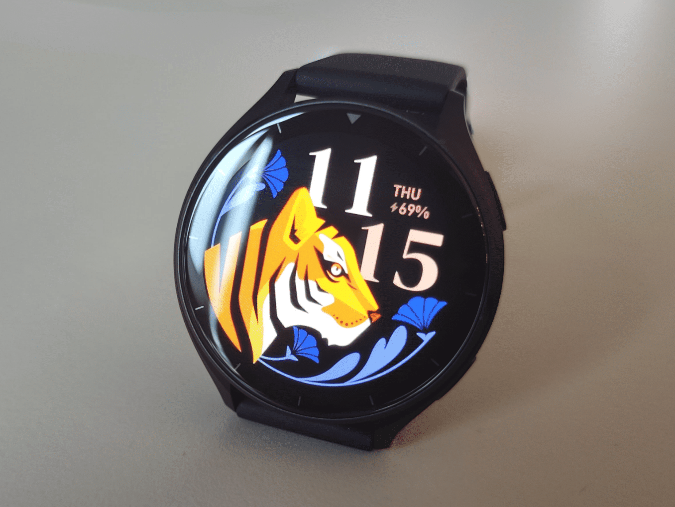 La Xiaomi Watch 2 de face, sur un surface plane blanche  Crédit : Liron Semoun – Tom’s Guide