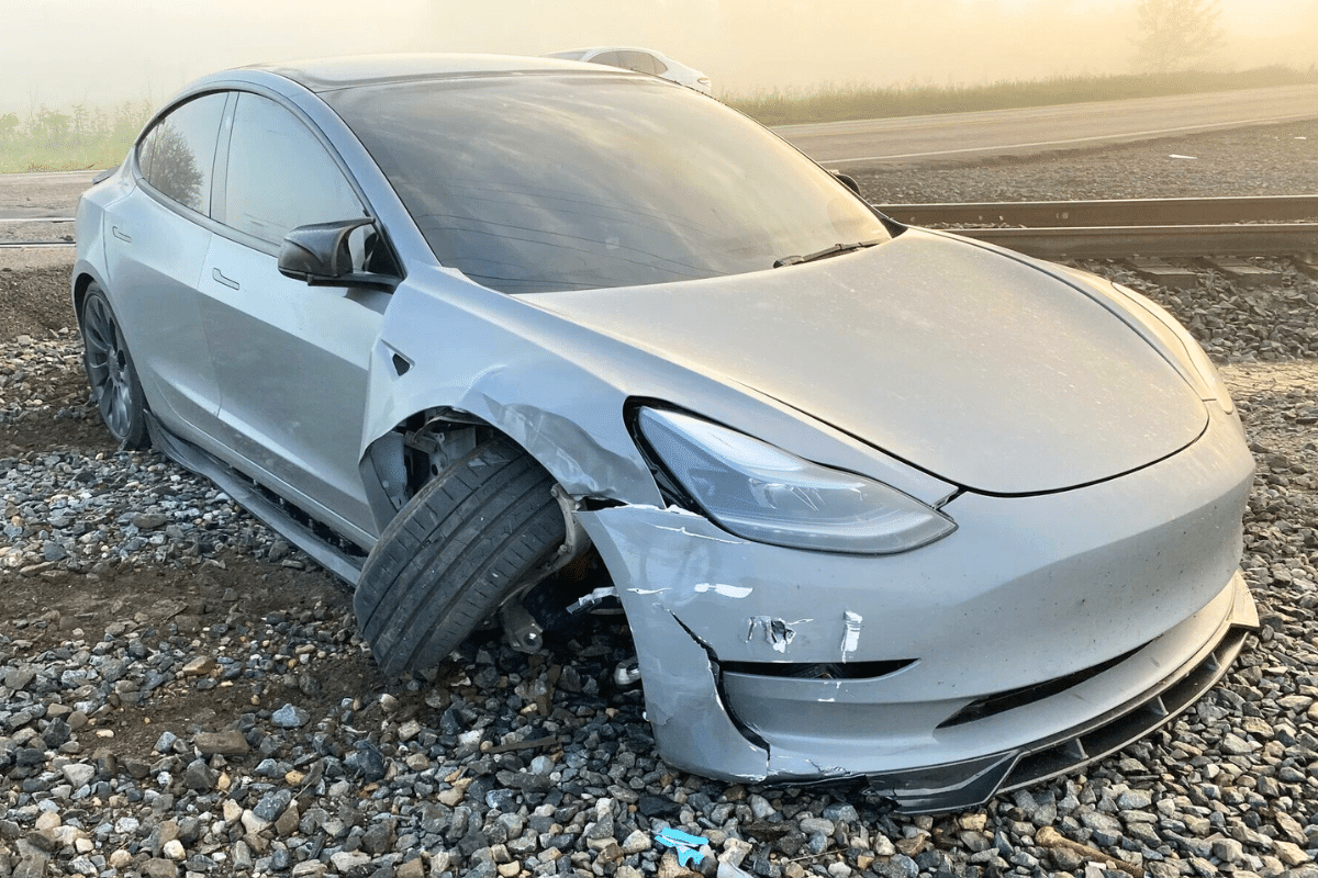 Tesla Model 3 accident train Autopilot autonome
