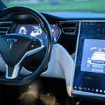 Tesla : l’Autopilot l’envoie droit dans une voiture de police, la vidéo est glaçante