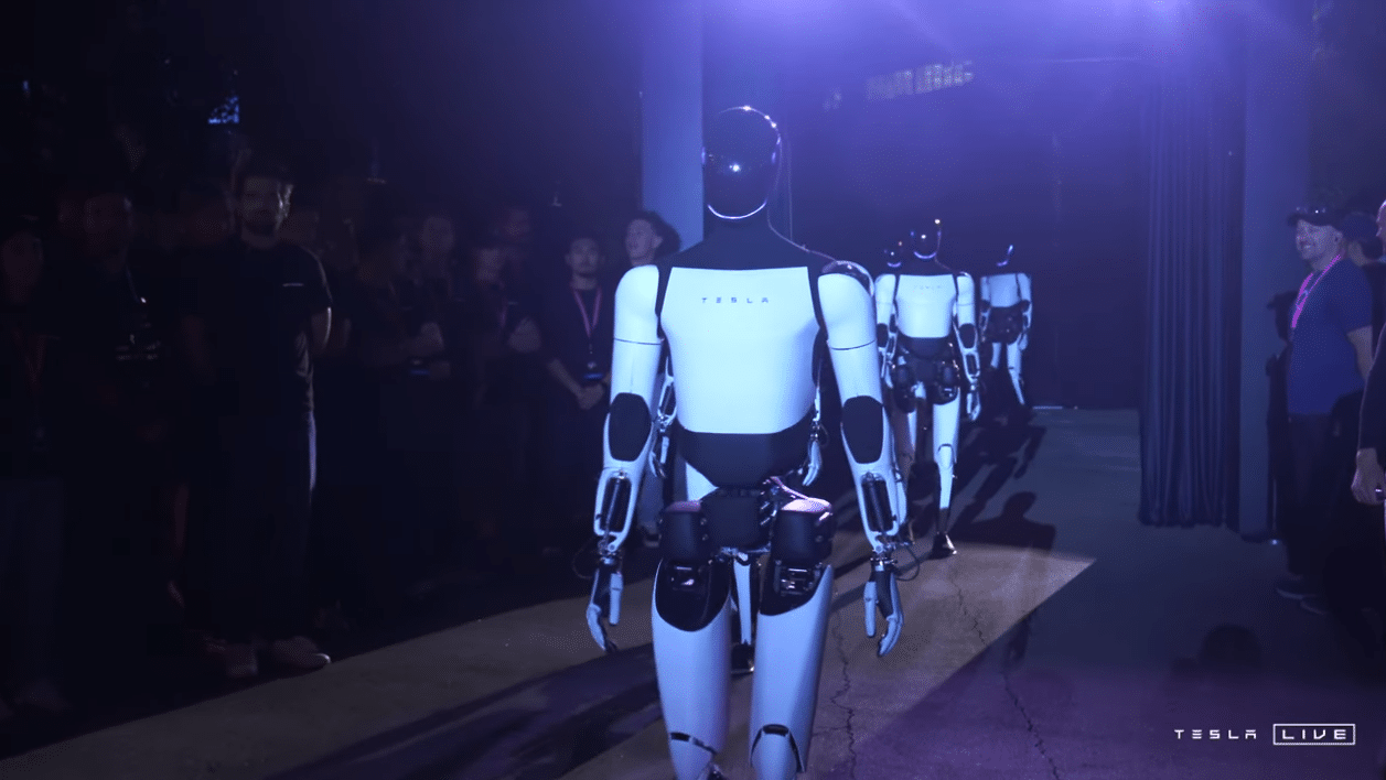 Durant l’événement Robotaxi de Tesla, des humains se cachaient derrière les robots Optimus Durant l’événement Robotaxi de Tesla, des humains se cachaient derrière les robots Optimus