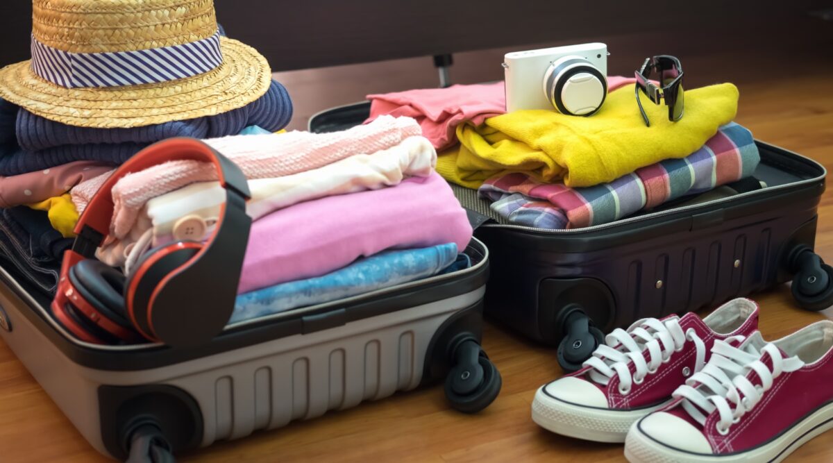 valise ouverte pour préparer un voyage