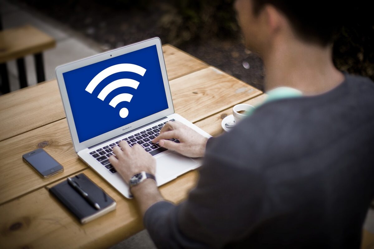 Un ordinateur connecté à un WiFi public