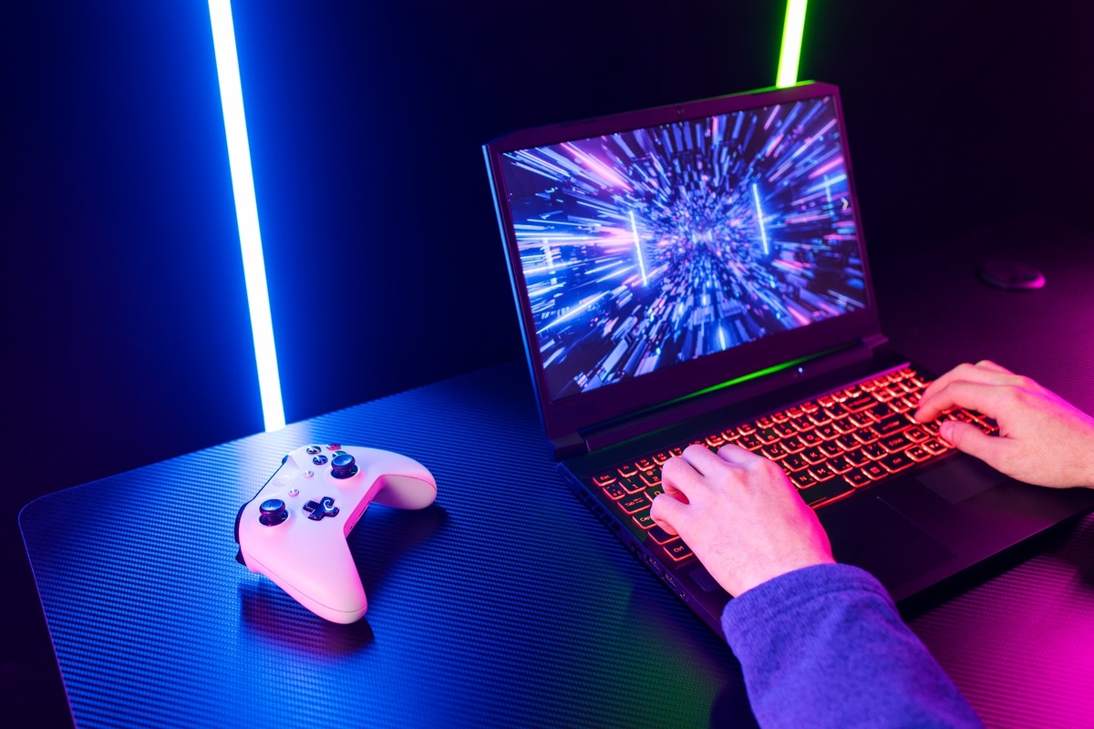 Un joueur sur PC portable 