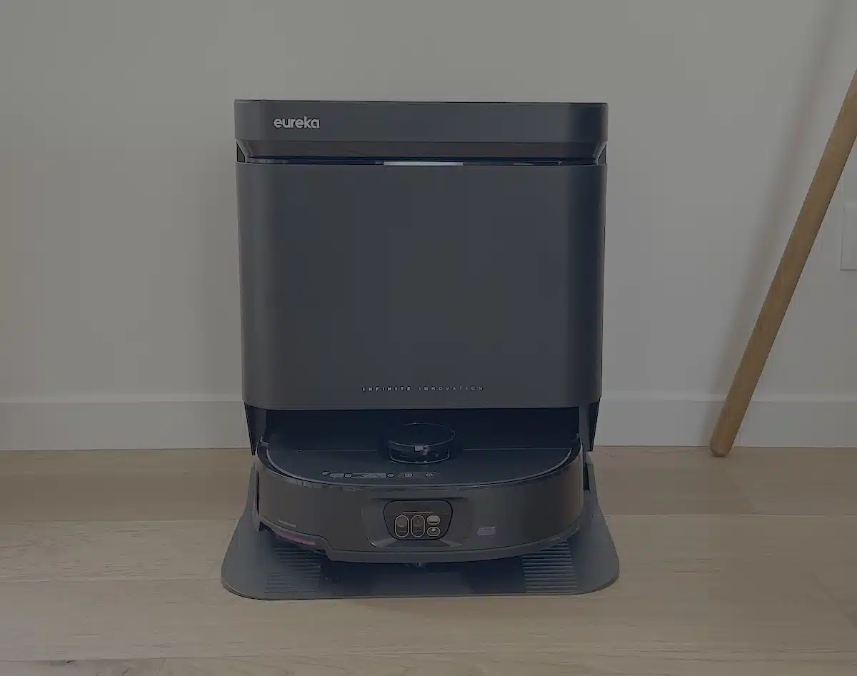 l'aspirateur robot Eureka J15 Max Ultra sur sa base