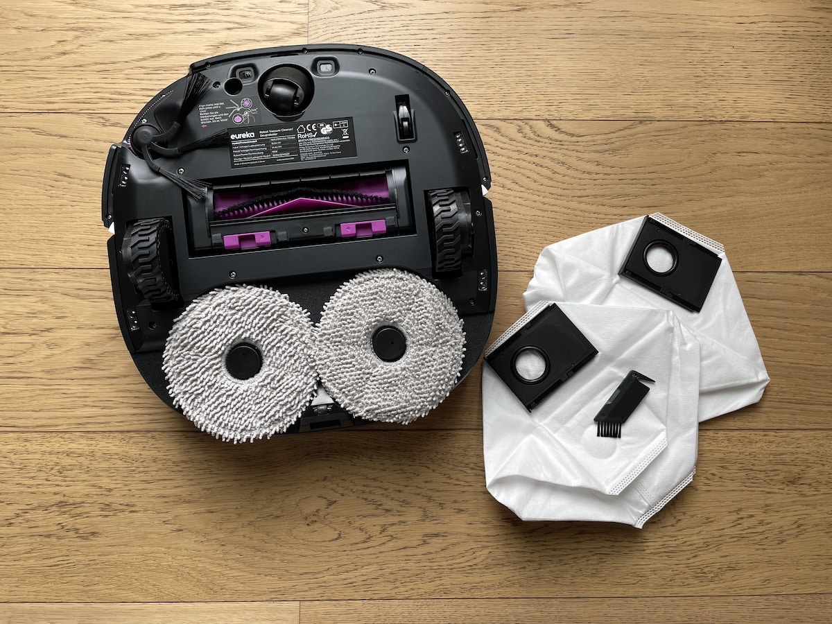 Le Robot aspirateur J15 Max Ultra d'Eureka vu du dessous