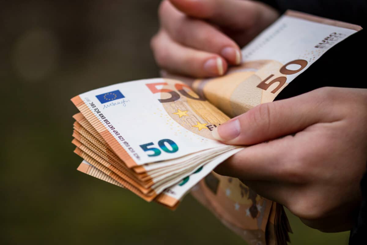 Une personne détenant des euros