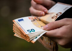Un homme détenant des euros