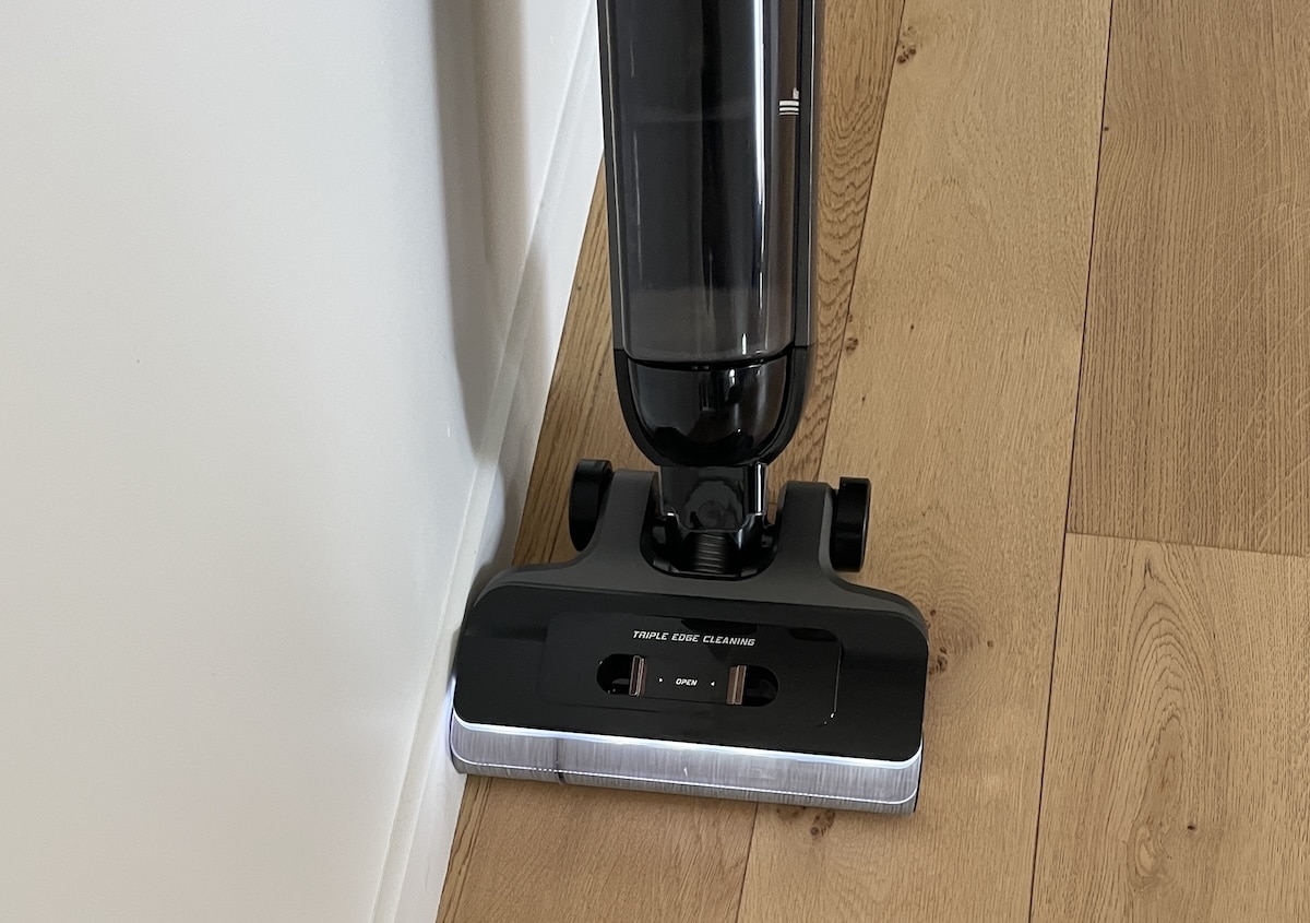 L'aspirateur laveur eureka rapidwash qui longe un mur