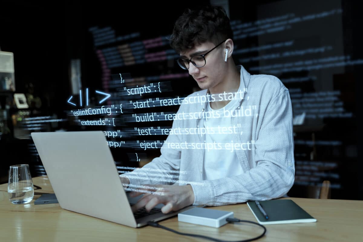 Un jeune homme tapant des lignes de code