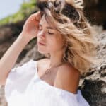 Cheveux plus clairs, ongles plus longs : que se passe-t-il vraiment en été ?