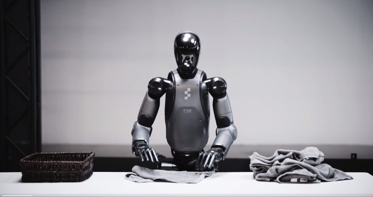 Robot humanoide Figure pour plier la linge 