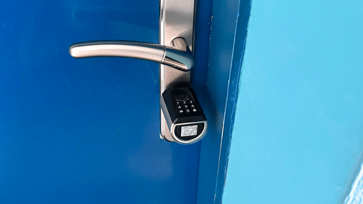 la serrure connectée welock installée sur une porte