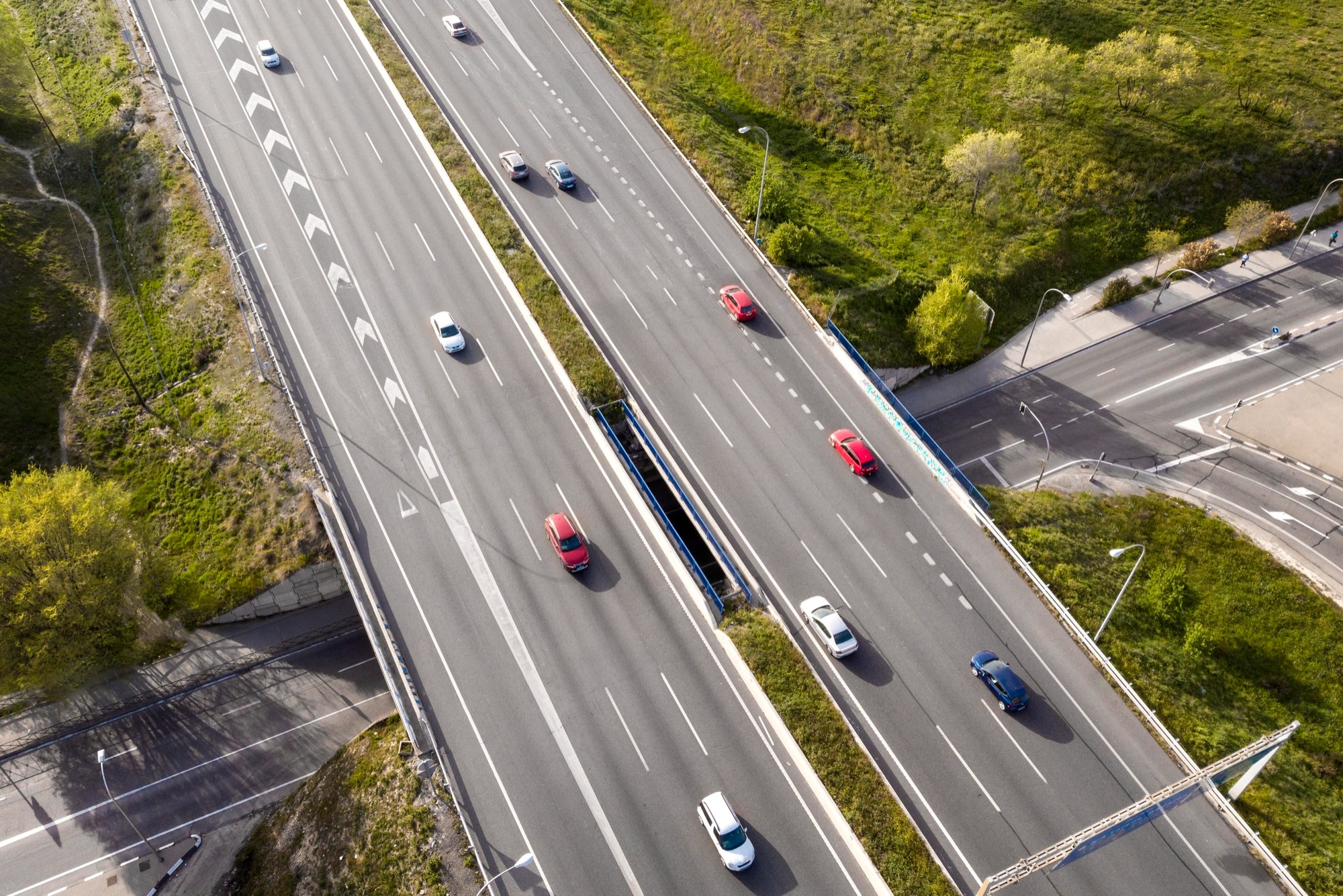 Des voitures roulant sur l'autoroute