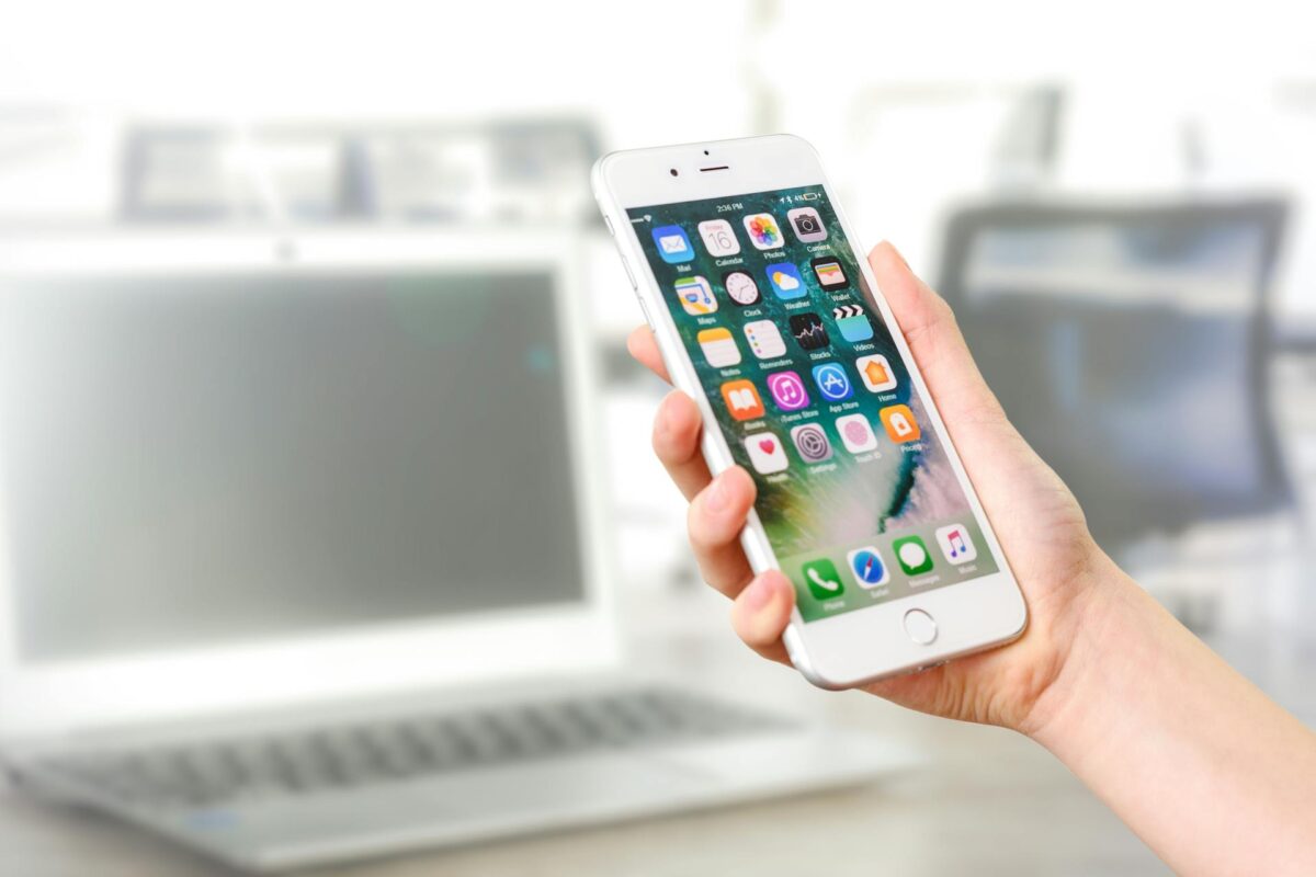Une main tenant un iPhone 