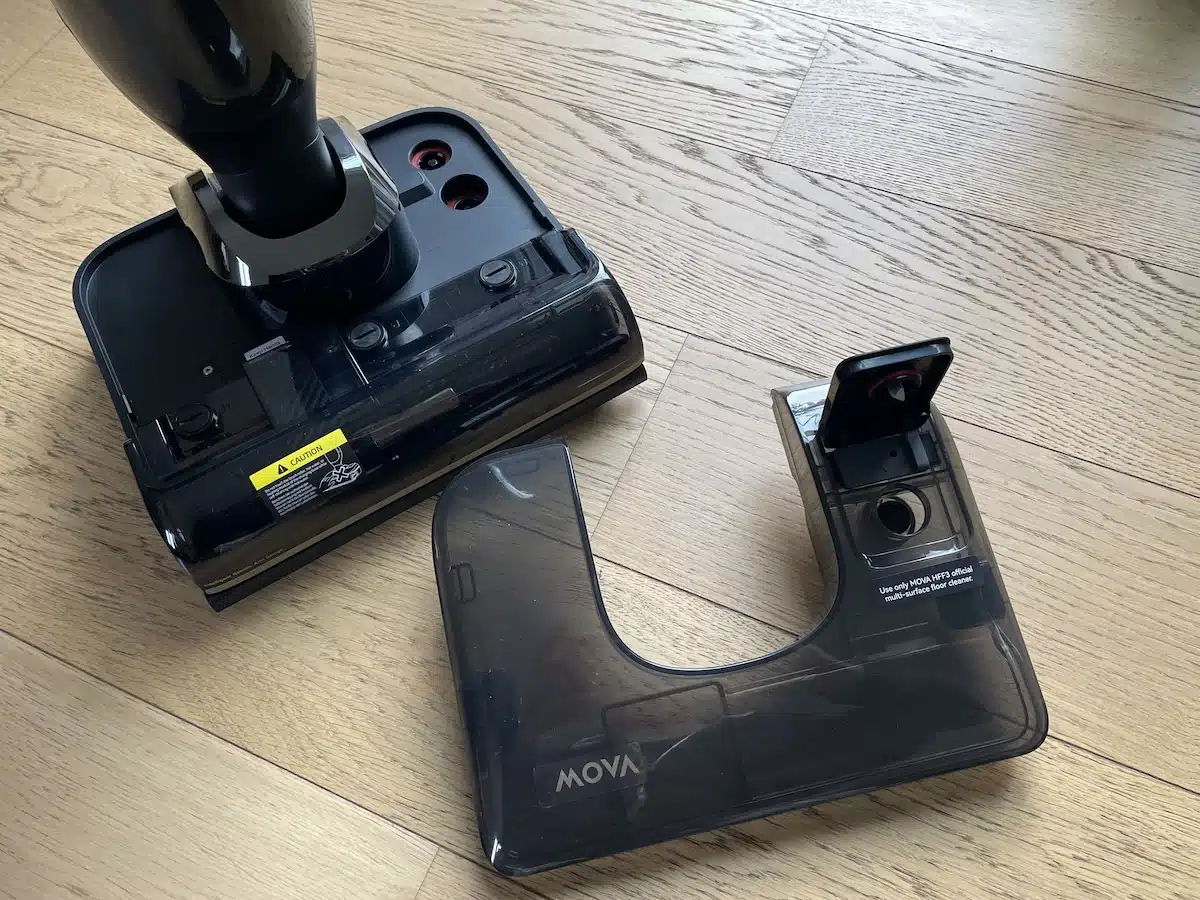 test de l'aspirateur laveur Mova M50 Ultra : le bac eau propre est placé dans son pied