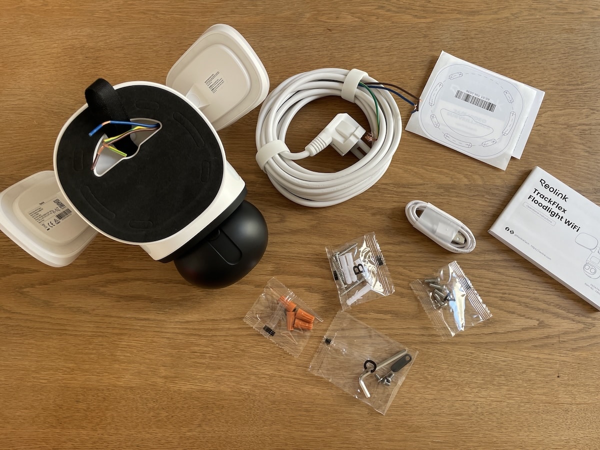 caméra de surveillance trackflex floodlight wifi de reolink pour la sécurité