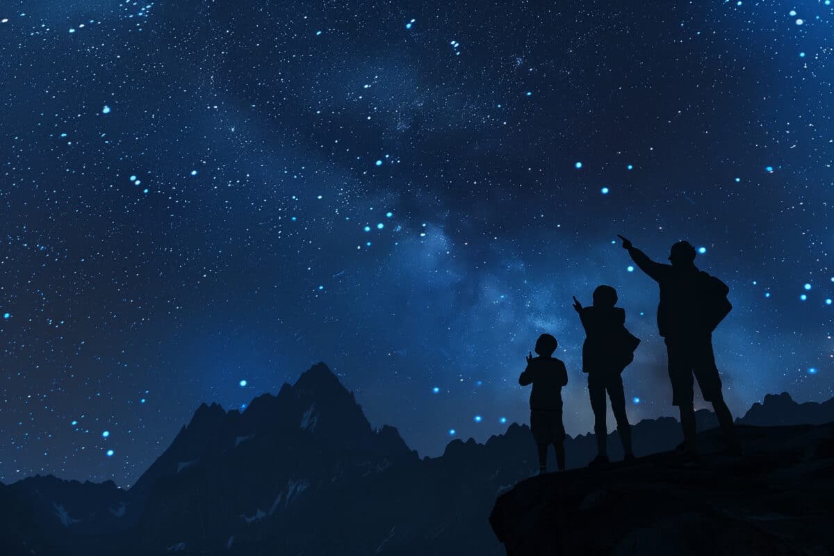 Des personens regardant les étoiles