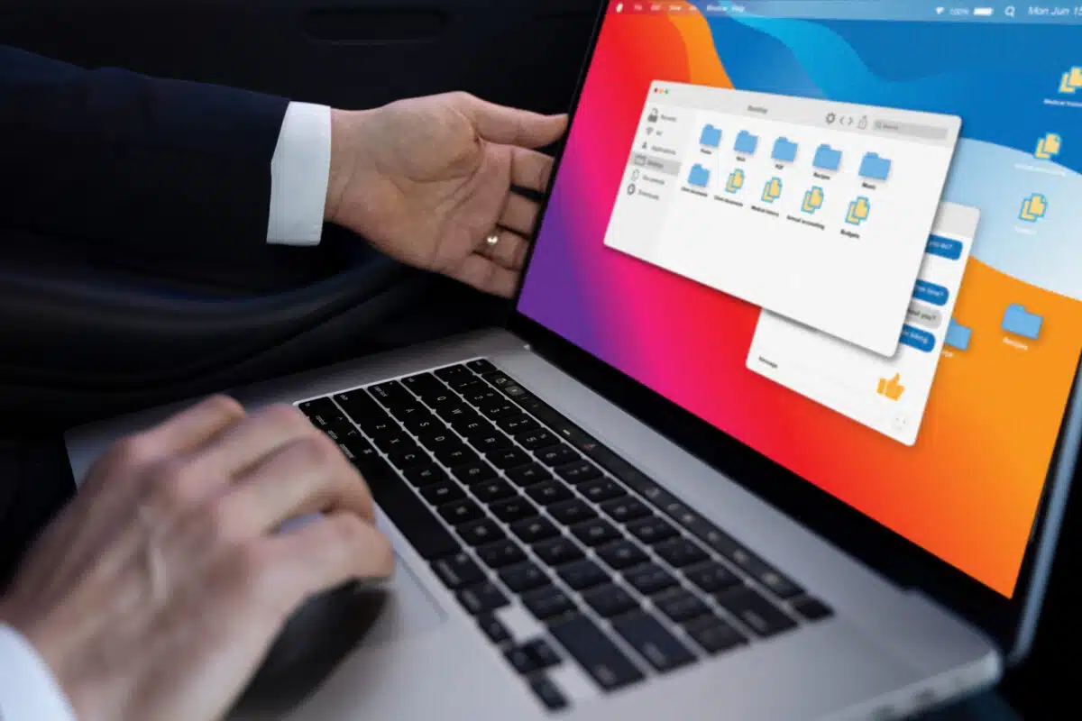 Un homme qui manipulait un PC sous Windows