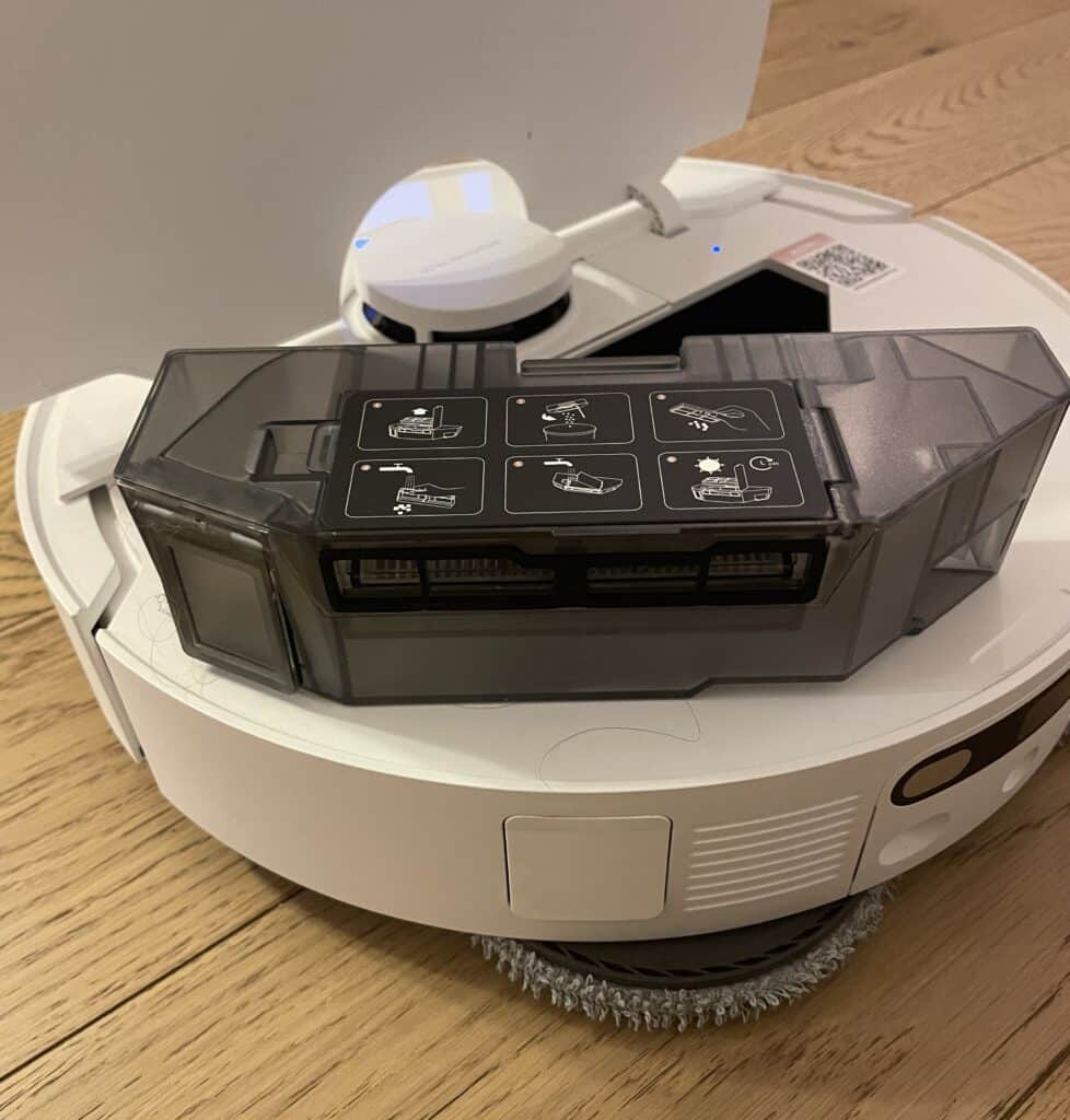 le bac poussière embarqué de l'aspirateur robot mova e40 ultra
