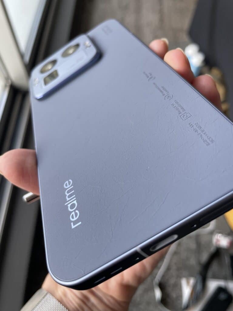 l'arrière du realme GT8 pro avec un matériau unique à chaque téléphone
