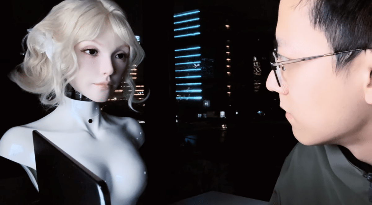 Le F1 d'AheadForm face à son créateur Yuhang Hu. Le demi-humanoïde suit le regard de son interlocuteur et synchronise ses lèvres avec la parole en temps réel.