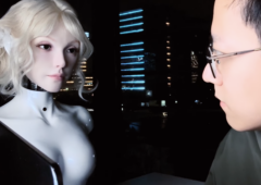 Le F1 d'AheadForm face à son créateur Yuhang Hu. Le demi humanoïde suit le regard de son interlocuteur et synchronise ses lèvres avec la parole en temps réel.