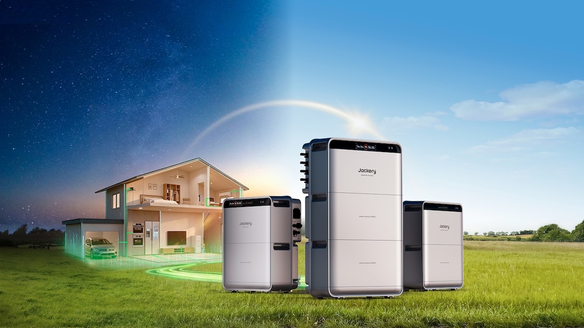La gamme SolarVault 3 Pro Max de Jackery avec une maison dans le fond de l'image