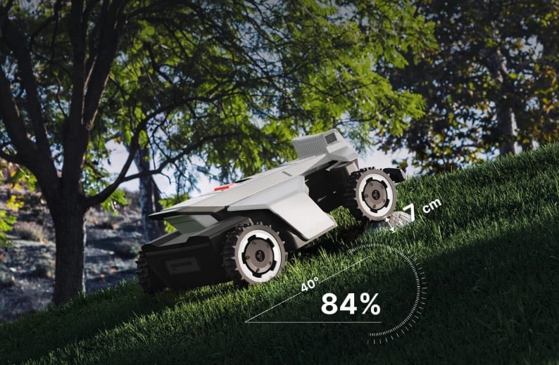 le robot tondeuse Navimow X4 dans une pente