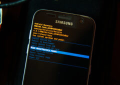 Le menu Recovery des Galaxy S25, autrefois riche en options de dépannage, se résume maintenant à l'essentiel strict.