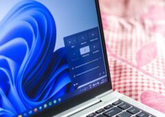 Un PC portable sous Windows 11 avec le panneau de paramètres rapides ouvert. La mise à jour KB5079473 provoque une fausse erreur de connexion internet sur plusieurs applications Microsoft.