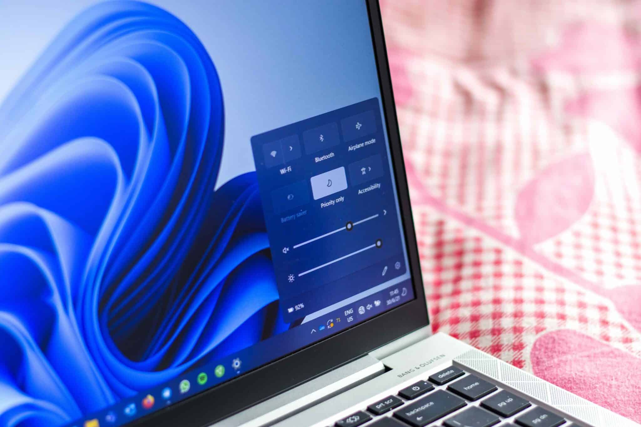 Un PC portable sous Windows 11 avec le panneau de paramètres rapides ouvert. La mise à jour KB5079473 provoque une fausse erreur de connexion internet sur plusieurs applications Microsoft.
