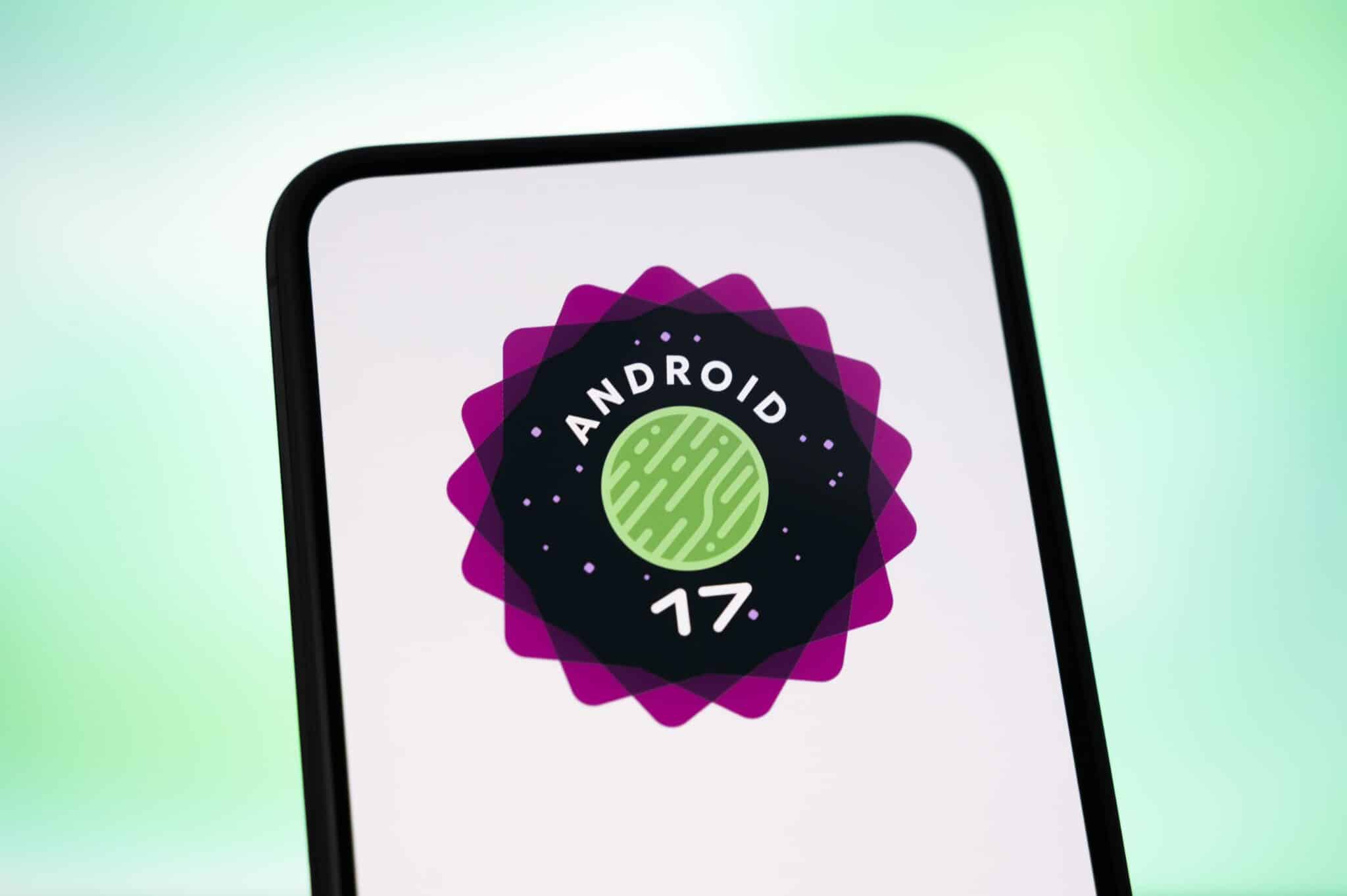 Google I/O 2026 : Android 17, dont le logo arbore une planète verte sur fond étoilé, sera présenté en détail les 19 et 20 mai prochains. © Samuel Boivin
