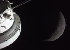 Lune et Terre en croissant, capturées par Orion lors d’Artémis II.