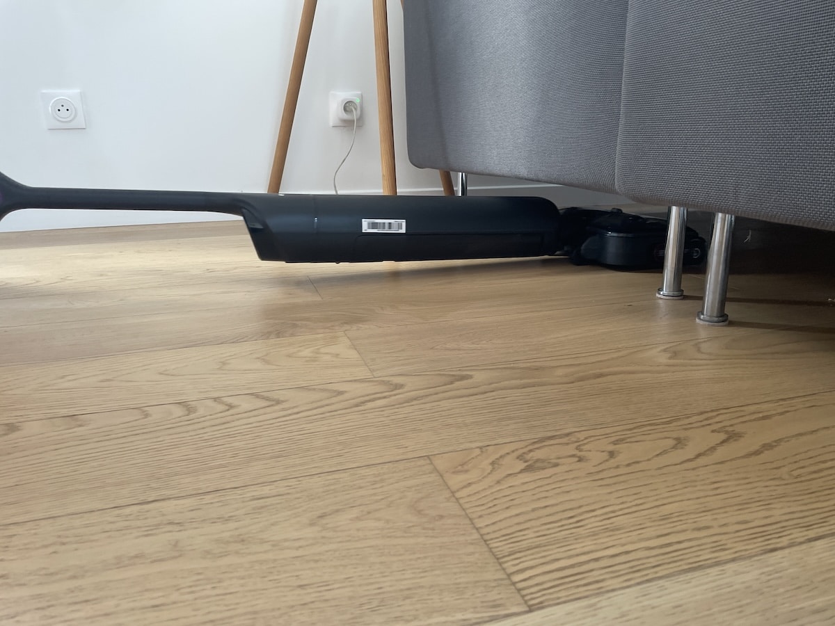 aspirateur laveur eureka floorshine460 à plat sous un meuble